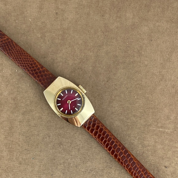 Vintage Ladies Seiko Hand Wind Dress Wrist Watch Red Dial white hands markers - Picture 3 of 9